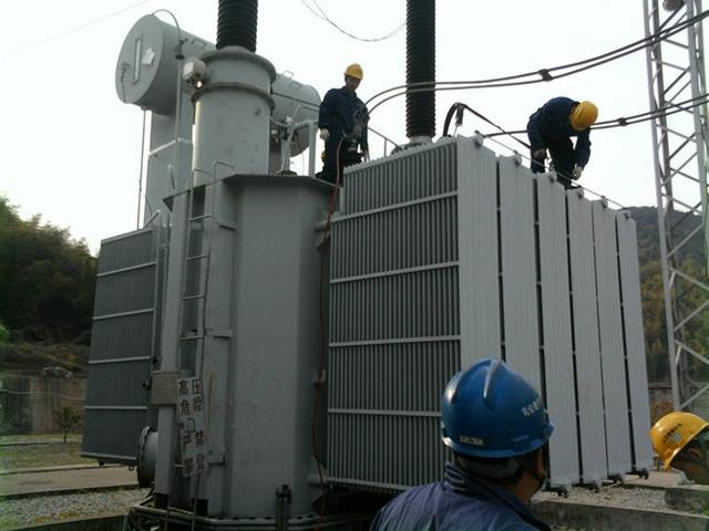 作業(yè)人員安全保護繩系在安全水平保護繩上，確保在變壓器本體上移動始終不會失去保護。