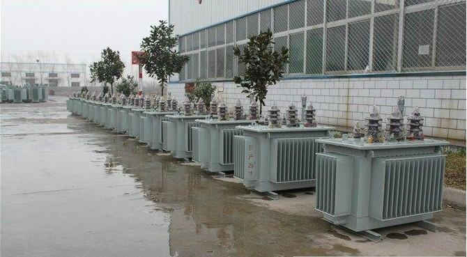 油浸式變壓器的保養(yǎng)如何去做？預(yù)防滲漏油：油浸式變壓器在油箱內(nèi)充滿變壓器油，裝配中依靠緊固件對耐油橡膠元件加壓而密封。